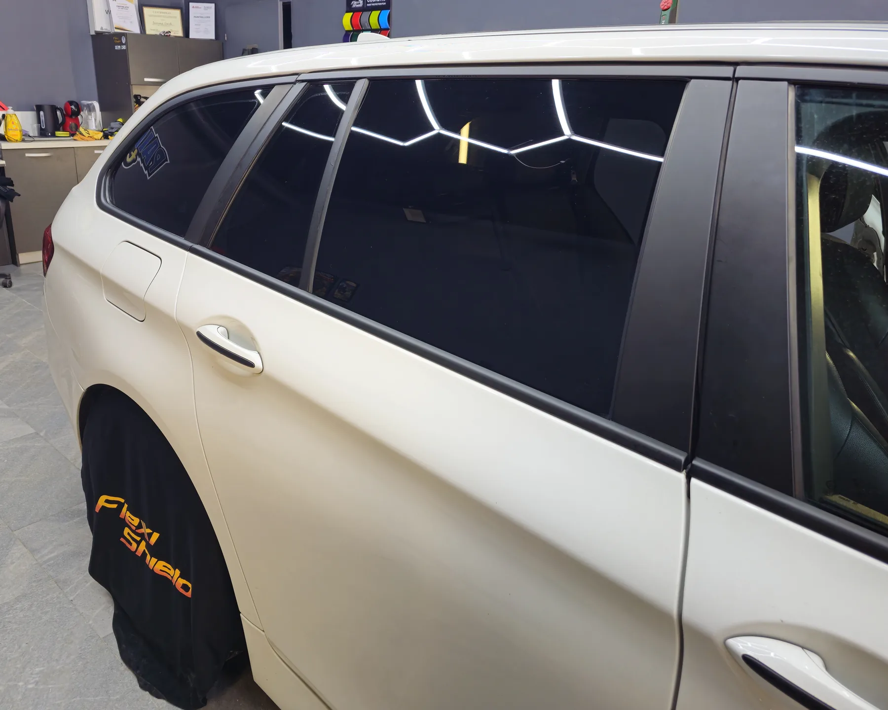 Автомобил с монтирано керамично фолио FlexiShield на задните странични стъкла