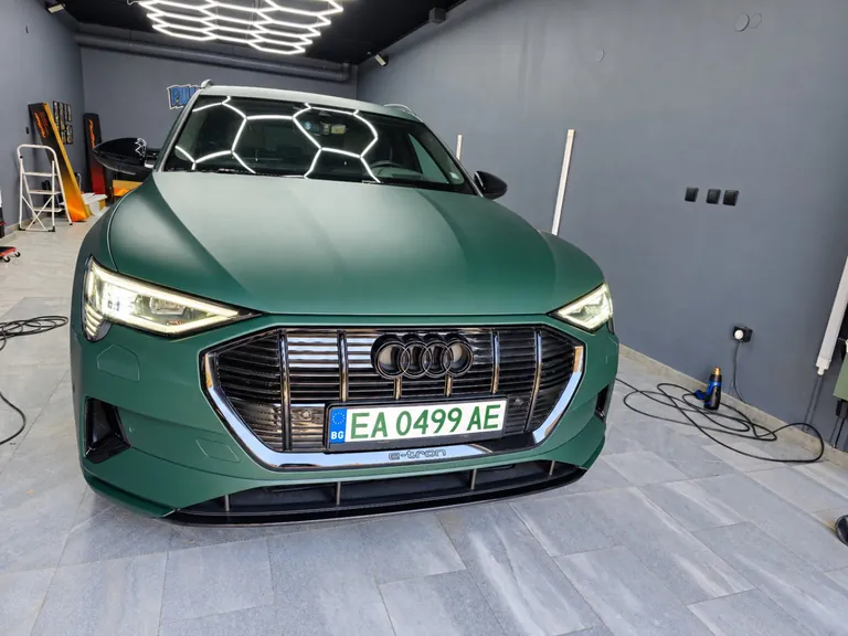 Audi e-tron — изглед отпред с матово зелено покритие в студиото на PaintKillers