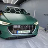 Audi e-tron — изглед отпред с матово зелено покритие в студиото на PaintKillers