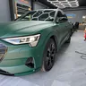 Audi e-tron — предна и странична част с матово зелено покритие