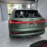 Audi e-tron — общ изглед отзад с матово покритие и светещи стопове