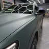 Audi e-tron — близък изглед на матовия преден капак, калник и странично огледало