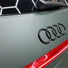 Audi e-tron — детайл от матовия капак на багажника, емблемата и светлинната лента