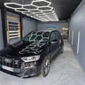 Audi Q7 — преден капак, решетка и странична част, заснети от висок ъгъл