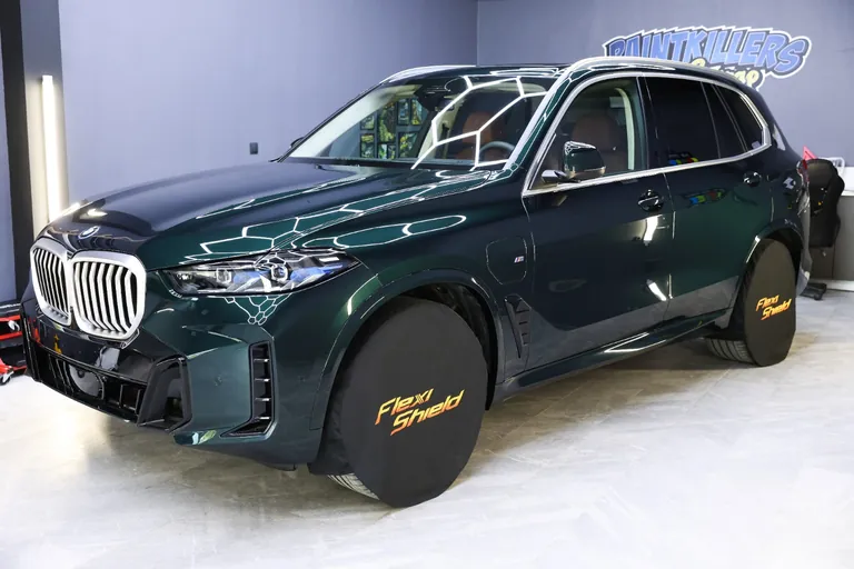 BMW X5 — общ изглед отпред и отстрани в студиото на PaintKillers