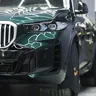 BMW X5 — близък изглед на предния фар, решетката и бронята