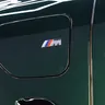 BMW X5 — близък изглед на капачето в предния калник с емблема M