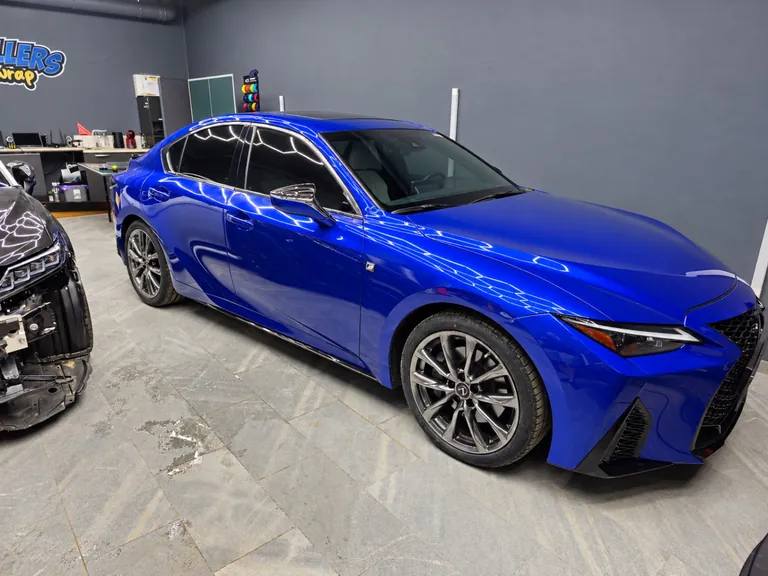 Син Lexus — общ изглед отпред и отстрани в студиото на PaintKillers