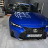 Син Lexus — изглед отпред с преден капак, решетка и челно стъкло