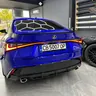 Син Lexus — изглед отзад със светещи стопове и задно стъкло