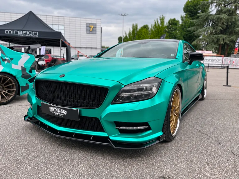 Mercedes-Benz CLS — общ изглед отпред и отстрани на открито със сатенено фолио