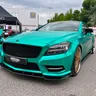 Mercedes-Benz CLS — общ изглед отпред и отстрани на открито със сатенено фолио
