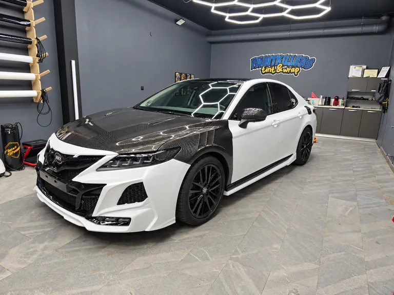 Toyota Camry — общ изглед отпред и отстрани, бял сатен и карбонов преден капак