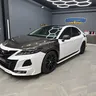 Toyota Camry — общ изглед отпред и отстрани, бял сатен и карбонов преден капак