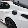 Toyota Camry — страничен изглед със сатенено бяло покритие и карбонов капак на резервоара