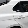 Toyota Camry — задни странични стъкла и сатенено бяла врата