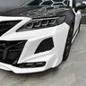 Toyota Camry — близък изглед на карбоновия преден капак, фар и бяла сатенена броня