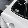 Toyota Camry — детайл от затъмненото задно странично стъкло и бялата сатенена врата