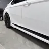 Toyota Camry — бели сатенени врати, черен страничен праг и задна джанта