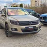Volkswagen Tiguan — изглед отпред и отстрани с цветни отблясъци върху челното стъкло