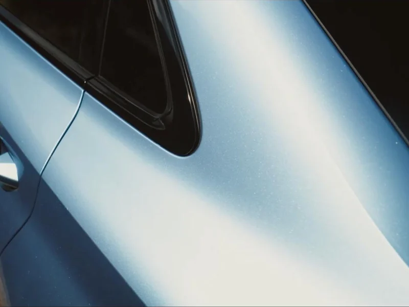 Близък кадър на FlexiShield Dusk Sky върху задния калник и колонката на Audi със светлосин металик и видими блестящи частици