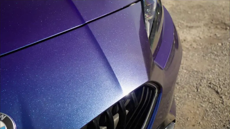 Близък кадър на FlexiShield Galaxy върху капак на BMW със сини и виолетови оттенъци и металикови частици