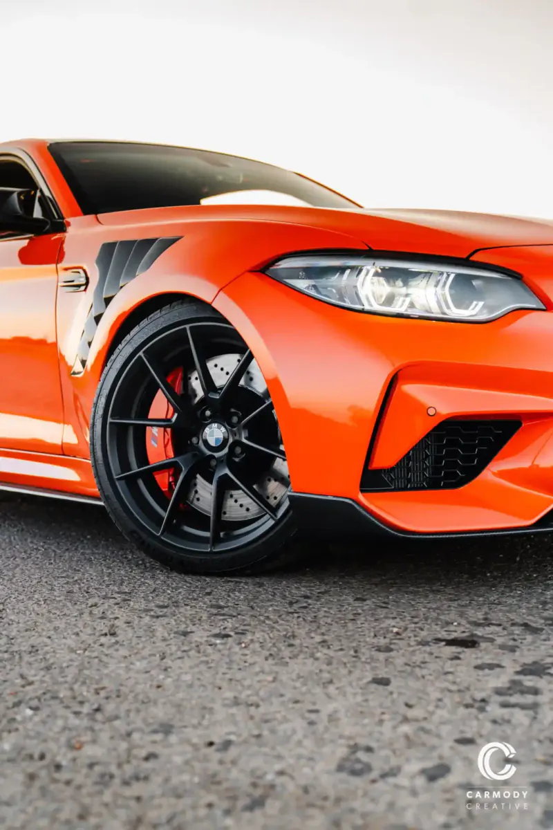 Оранжев цветен PPF върху преден калник и броня на BMW M2, фотография Carmody Creative